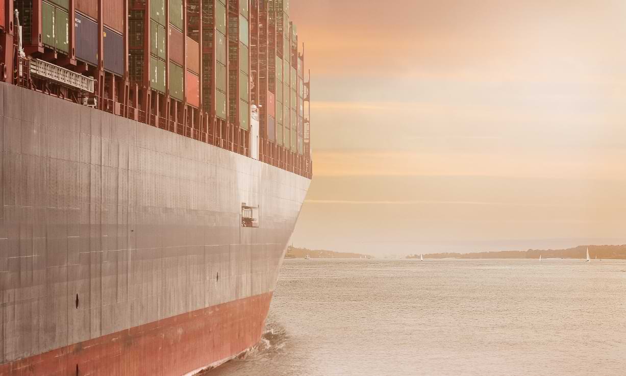 Экспорт достигнувший. Морской транспорт. Грузовой корабль. Контейнеровозы морские. Корабль с контейнерами.